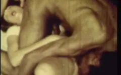 Vintage la ragazza bionda viene beccata da due tizi arrapate