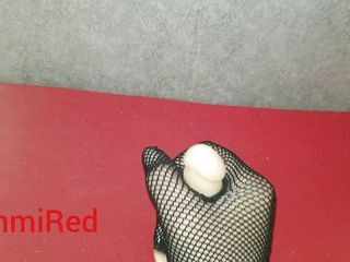 EmmiRed: La sexy emmy gioca con un piccolo cazzo in silicone
