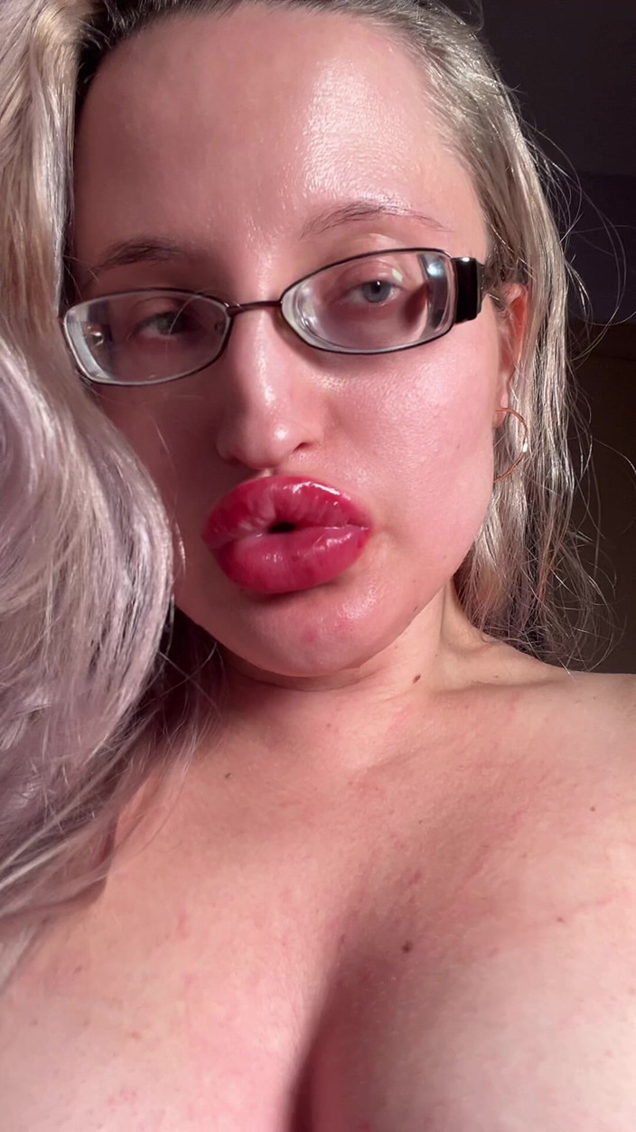 FinDom Goaldigger: Bimbo stora läppar avsugning JOi ögonglasögon