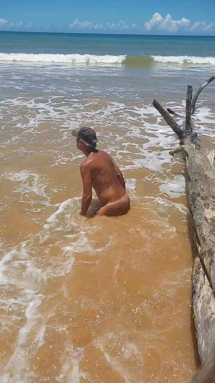 Ladysilvas: Ladysilva nuda in spiaggia mostra il suo culo abbronzato con...