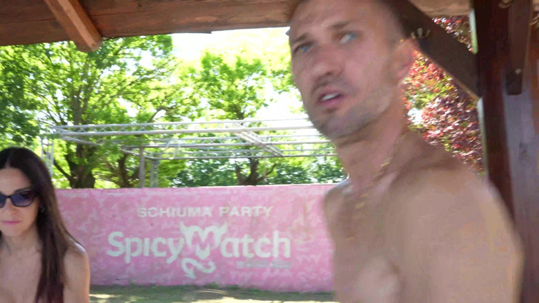Ferrero anal experience: Dans les coulisses, pool party 4K et orgie.