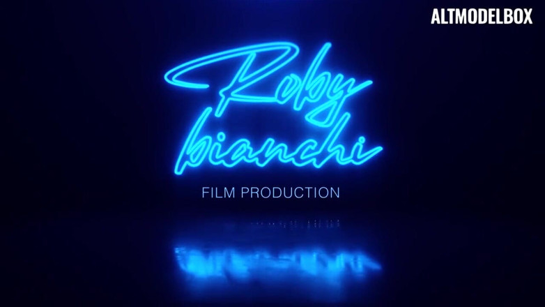 PurefilmsTv: Крихітна блондинка-тінка з мокрою пиздою вирішує трахнути зрілого чоловіка і отримати камшот в дупу