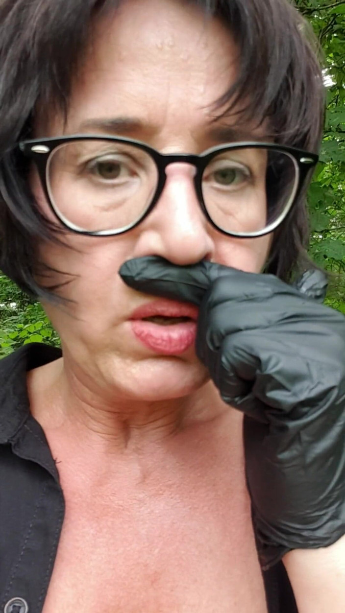 JulieEroticDress: Squirt Und Orgasmus Mit Brennnesseln