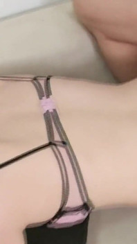 Geile brünette genießt intensives kitzlerlecken und fingern, orgasmen