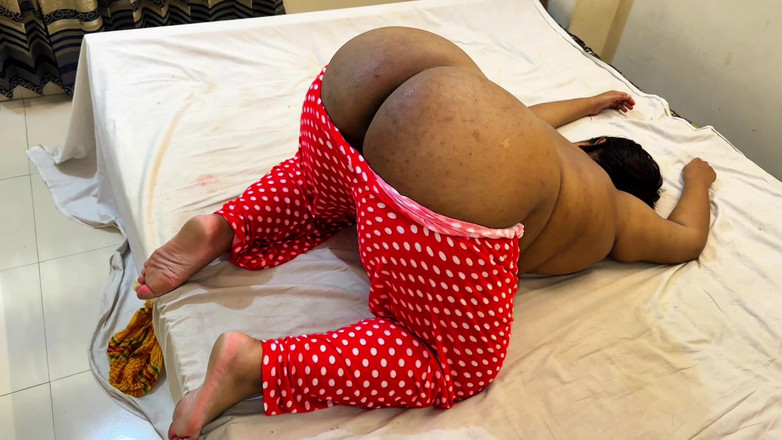 Aria Mia: Велика дупа, як товста свиня, єгипетська гаряча пухка дівчина на ліжку, вона хоче анального траху від незнайомця