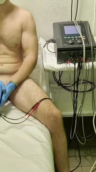 Primera vez electro en estimulación del pene y masturbación con semen al final