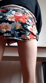 Chuda brunetka w mini spódnicy spódniczka spódniczka spuści się w pozycji pieska