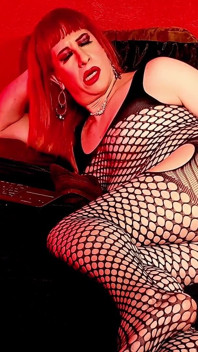 Mamă sexy uimitoare transsexuală își fute curul cu un vibrator imens clar