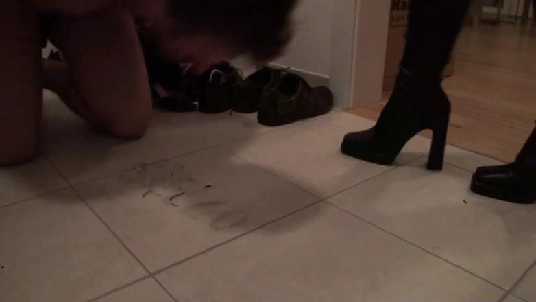 Femdom Austria: Sie sorgt dafür, dass ihre schuhe sauber und glänzend sind