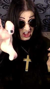 万圣节 Ozzy 角色扮演熟女吸烟