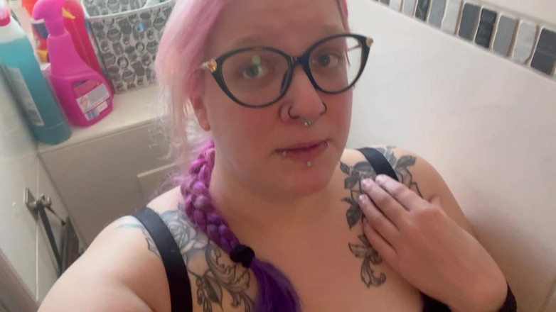 Abby Strange: Figa pelosa e bel getto di piscio