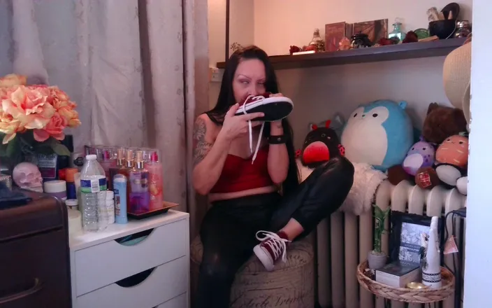 Raven Willow: I Love to Lick My Own Feet