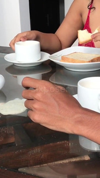 Istriku ngentot sama kurir pengantar barang saat aku lagi kerja