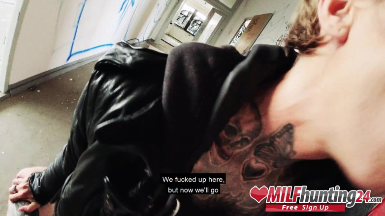 MILF Hunter 24: Orta yaşlı seksi kadın avcısı terk edilmiş bir ofis binasında...