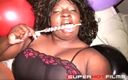 Super Hot Films: Lisa Rivera zuigt tegelijkertijd een lolly en een lul