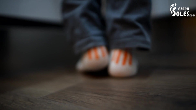 Czech Soles - foot fetish content: Sur les énormes pieds de la géante Eliška