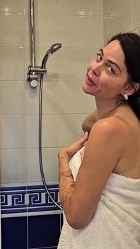 Astăzi dimineață te prind cu mine, masturbându-te la duș