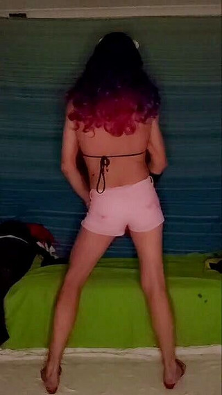 Lizzaali: Jugando en mis pequeños pantalones cortos rosas