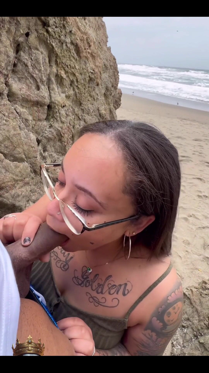 Mai'King: Marley Bee saje ptáka na pláži Ocean v San Francisku