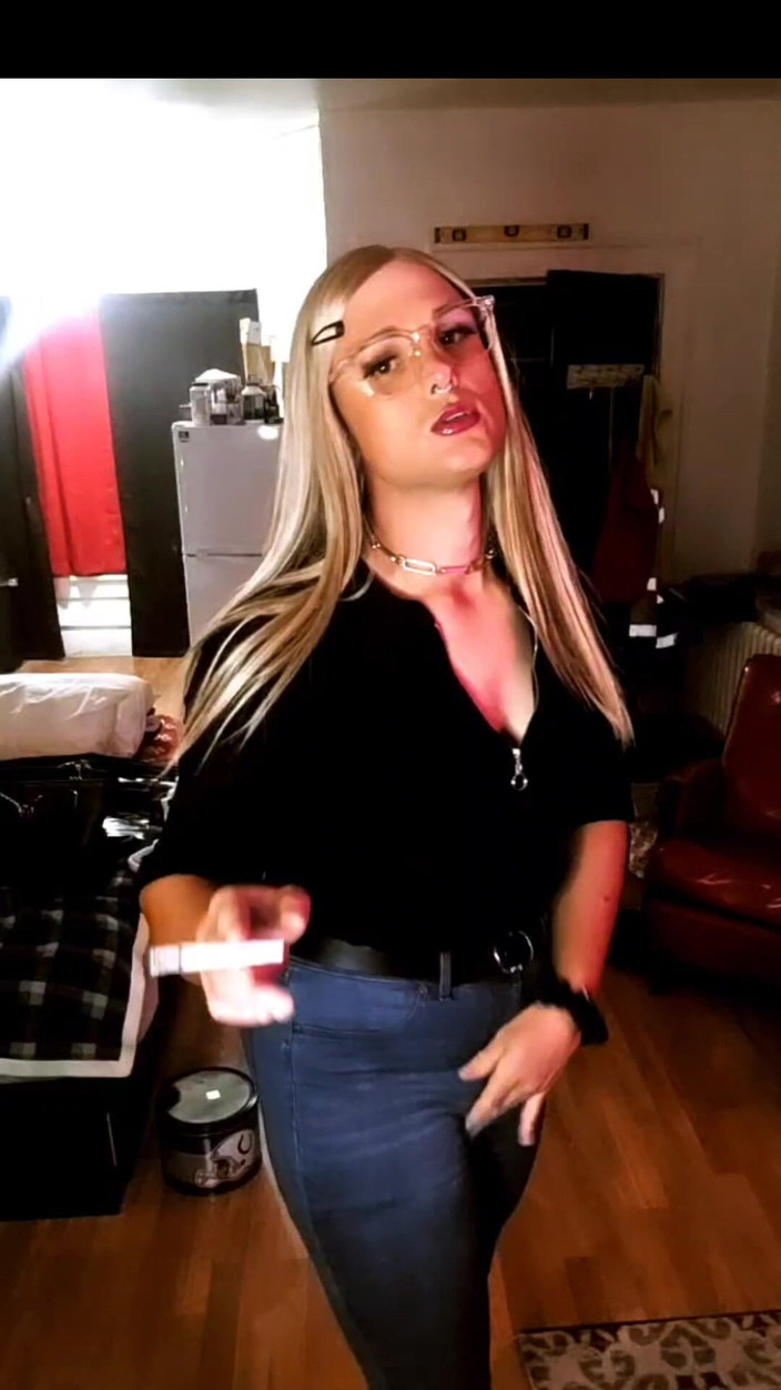 Darkfetish2k: Kötü kız Kylie sigara içerken yakalandı