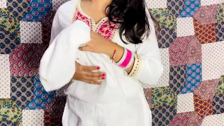 Your-Shukhi: Une bhabhi sexy joue en solo pour son anniversaire