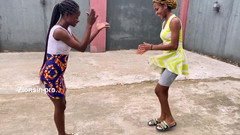 Zion: Awek Afrika bermain permainan tempatan di luar rumah