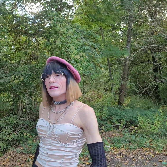 VaneSsa BiTCHx: 森の中を歩く