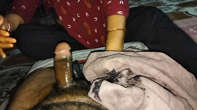 Renu badi gand wali: Desi manželka masíruje manželovi člena olejem za použití jejích měkkých rukou...