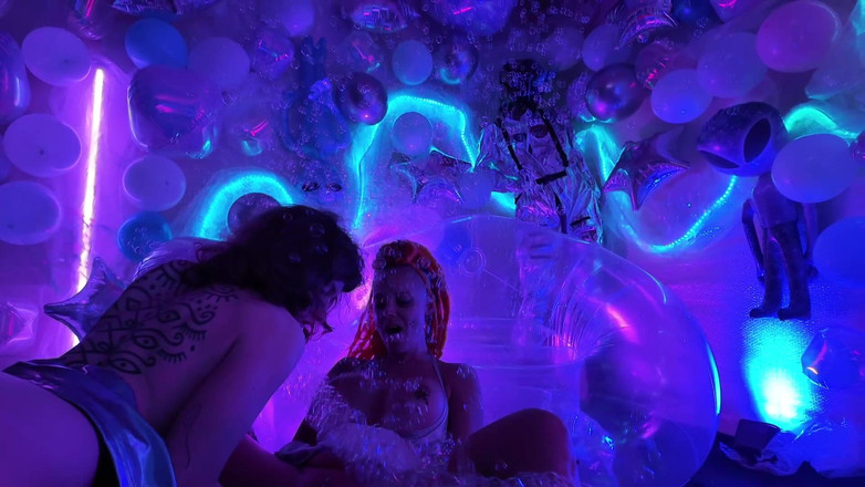 EdgesOfReality: 走出这个世界女孩对女孩