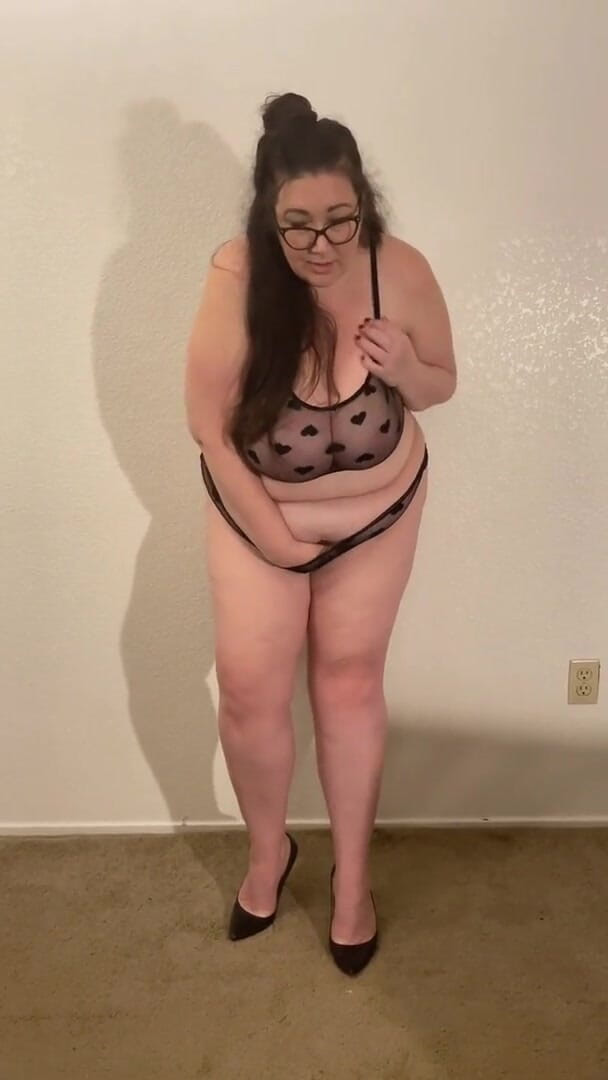 cutejayne: Tante semok lagi asik muasin dirinya sendiri sambil berdiri
