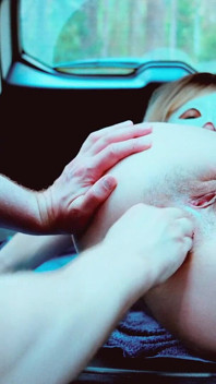 Duro Fisting Anal En El Baúl De Un Auto