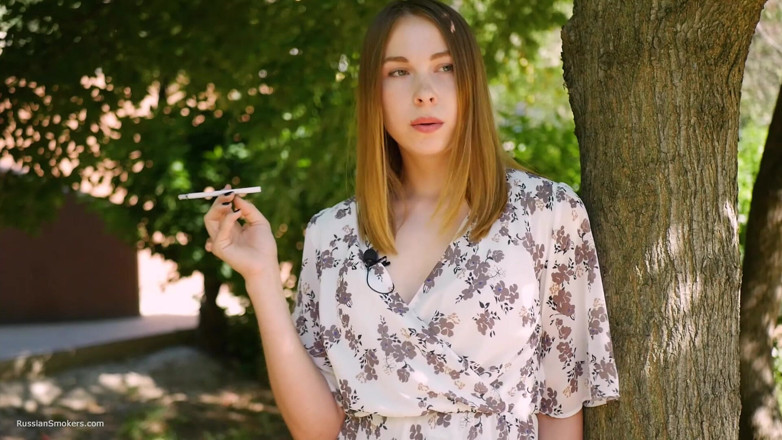 Russian Smokers: Evgeniya는 강한 120mm 담배를 피우고 있다