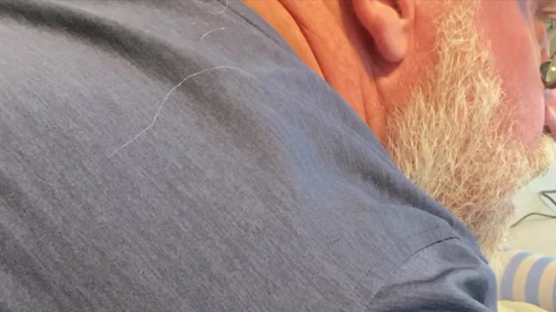 Squirting Senior: Velký zadek zralá manželka ohnutá nad nafukovacím análním kolíkem