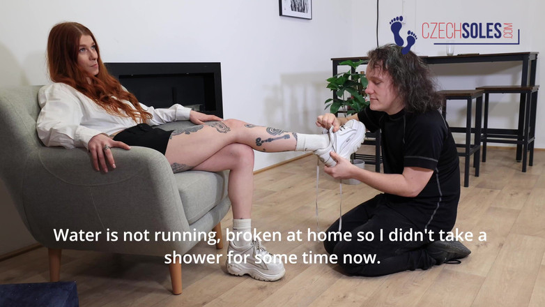 Czech Soles - foot fetish content: Sexy barmanovo páchnoucí nohy ponížení