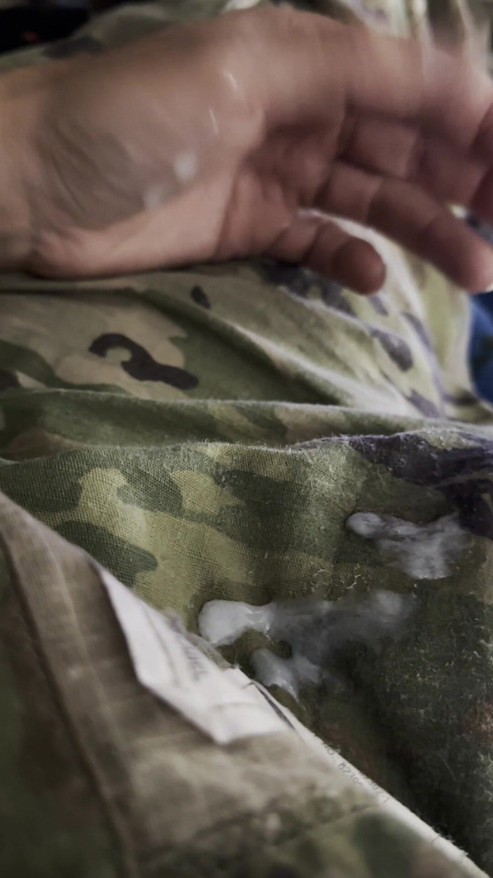 Gay Soldier Stuff: Tive que sair de emergência, mas voltei e disparou uma...