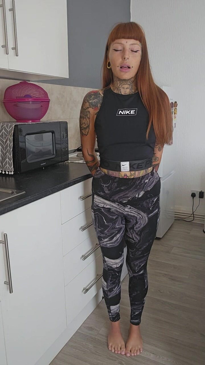 Yourfavecumslut: Đi tiểu tuyệt vọng trong quần legging tập thể dục...