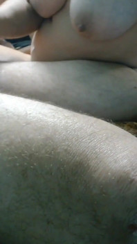 Mamă sexy dolofană care face laba cu ejaculare