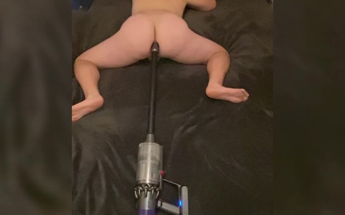 Lucas Nathan King: Anh chàng mông to bự đụ với máy hút bụi