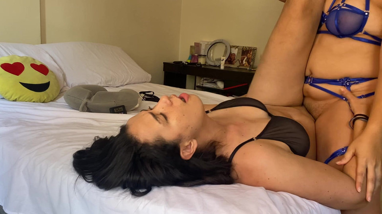 zoemelissa: 하드 레즈비언 의붓자매 가위 연습