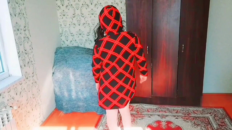 Kitty_Cross: Speelse femboy die voorover buigt in korte spijkerbroekrok