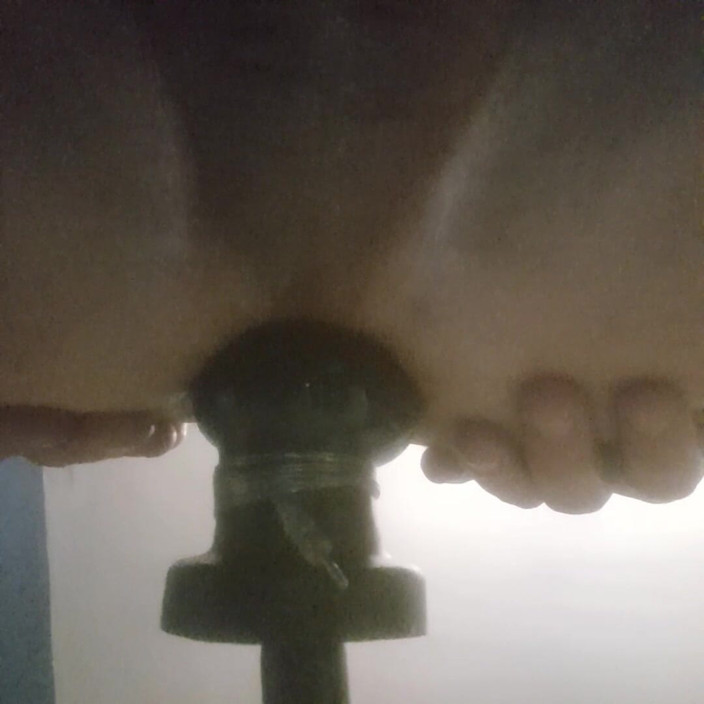 KIARA: Dildo besar ke dalam pantatnya secara utuh