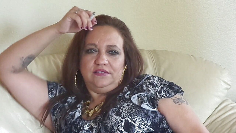 BBW nurse Vicki adventures with friends: 괴물은 그 흡연 연인을 위해 짧은 애타게 한다