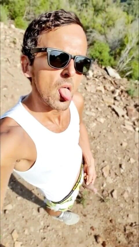 Slutboyben: Il ragazzo troia in cam4 piscio pubblico in vacanza