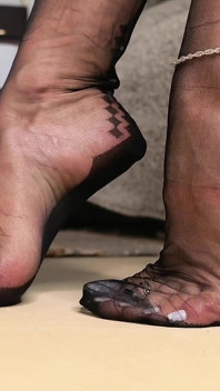 Piedi in nylon e tacchi estremi
