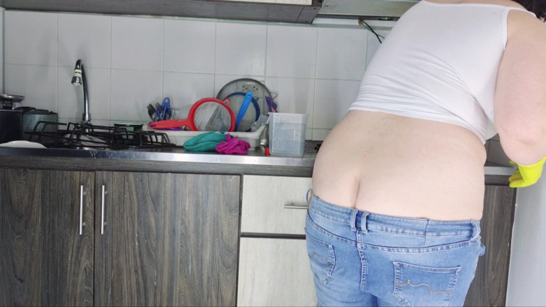 Alice H: Buttcrack Cleaning in Tight Jeans