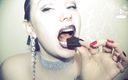 Goddess Misha Goldy: Bruine glitterachtige lippen en sexy chocolade eten