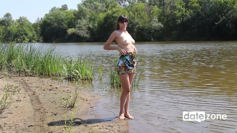 Datezone: Vakantieherinneringen: hete naakte milf in de rivier
