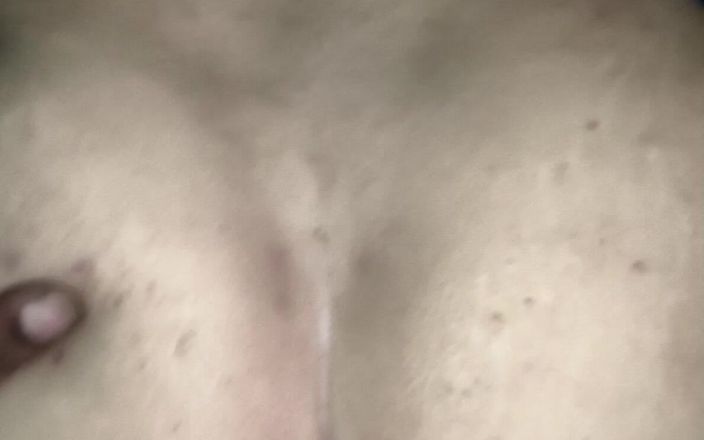 desilaunda96: 女朋友到他家，当她的家人不在家时在沙发上与她发生性关系，他的女朋友打电话给他的女朋友到他家