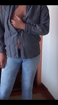 Fiul vitreg al servitoarei se masturbează uitându-mă la mine expun și vrea să mă fută