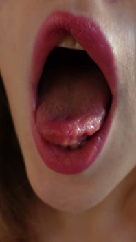 ฉันขอร้องให้เธอน้ําแตกบนลิ้นฉัน